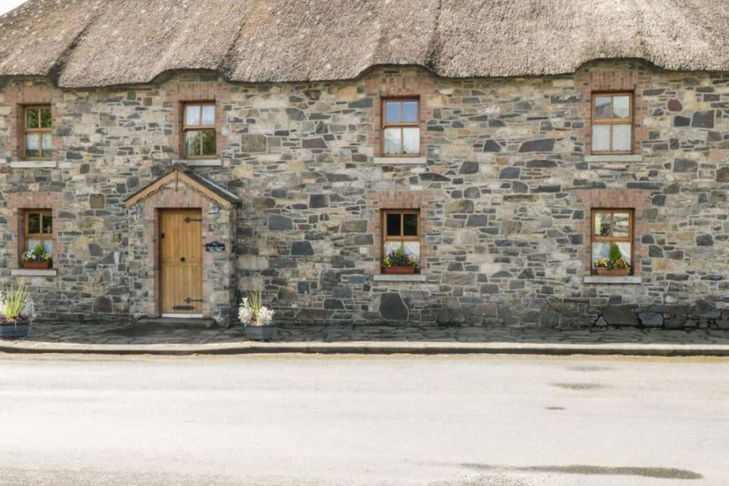 An Maide Ban, Cootehill Exterior foto